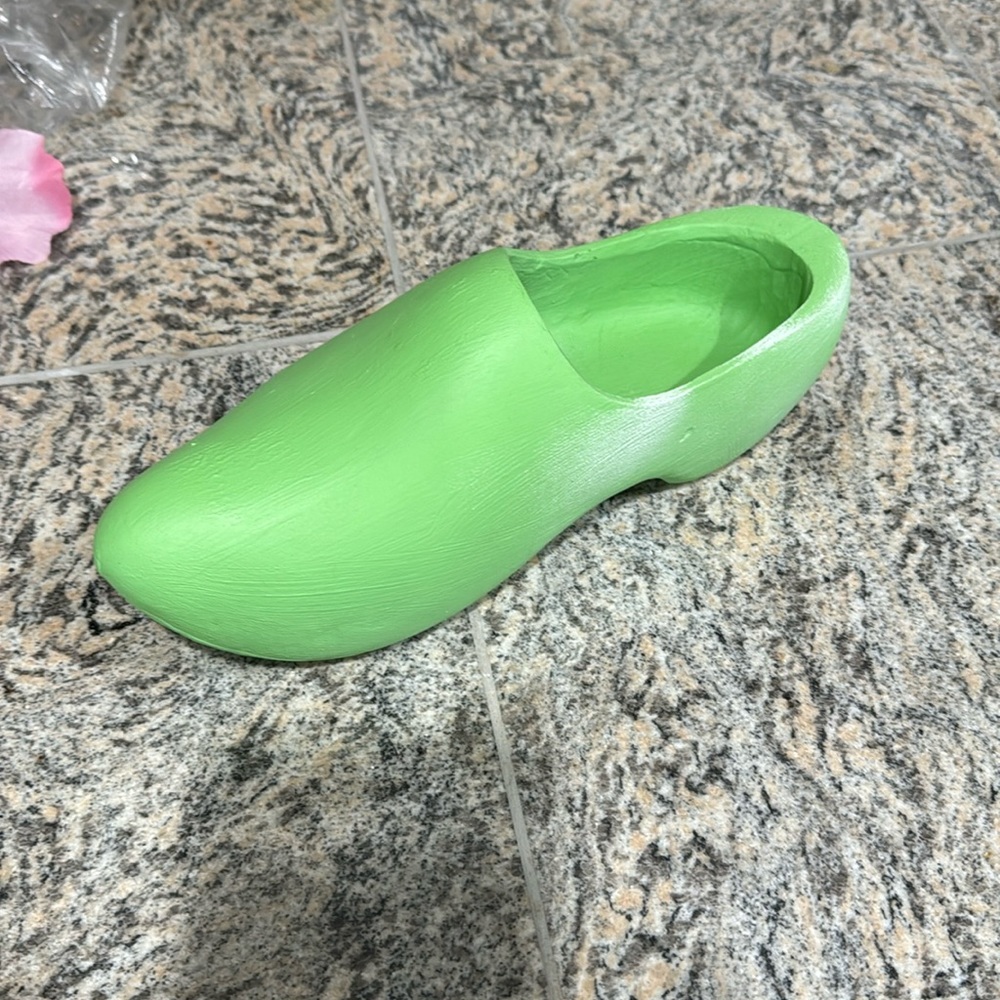 NWOT Wooden holland shoe painted green with hanging bracket